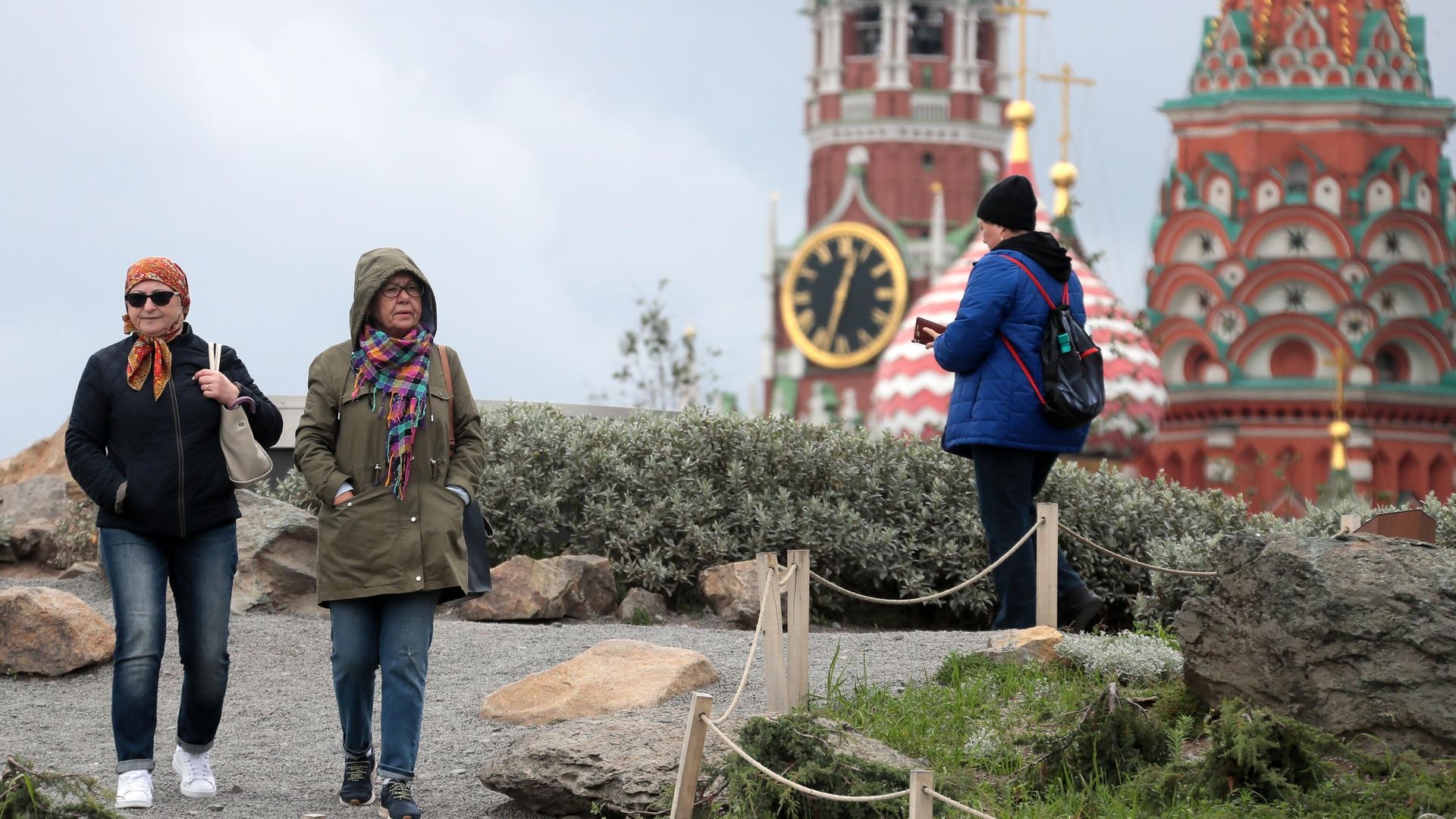Жители Москвы, одетые в осенние куртки, в парке Зарядье Жители Москвы, одетые в осенние куртки, в парке Зарядье - РИА Новости, 1920, 21.06.2024