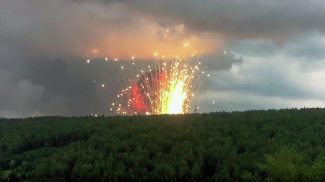 Взрыв в Ачинском районе Красноярского края. Стоп-кадр видео очевидца Взрыв в Ачинском районе Красноярского края. Стоп-кадр видео очевидца