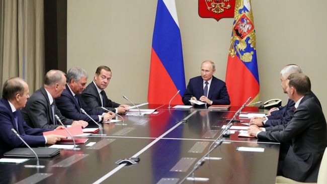 Президент РФ Владимир Путин и председатель правительства РФ Дмитрий Медведев на совещании с постоянными членами Совета безопасности РФ. 5 августа 2019 Президент РФ Владимир Путин и председатель правительства РФ Дмитрий Медведев на совещании с постоянными членами Совета безопасности РФ. 5 августа 2019