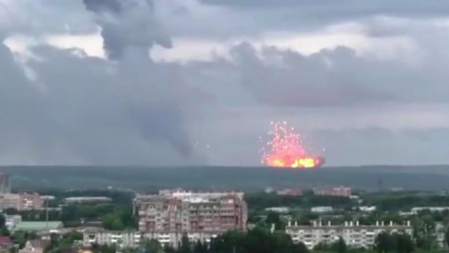 Взрыв в Ачинском районе Красноярского края. Стоп-кадр видео очевидца Взрыв в Ачинском районе Красноярского края. Стоп-кадр видео очевидца
