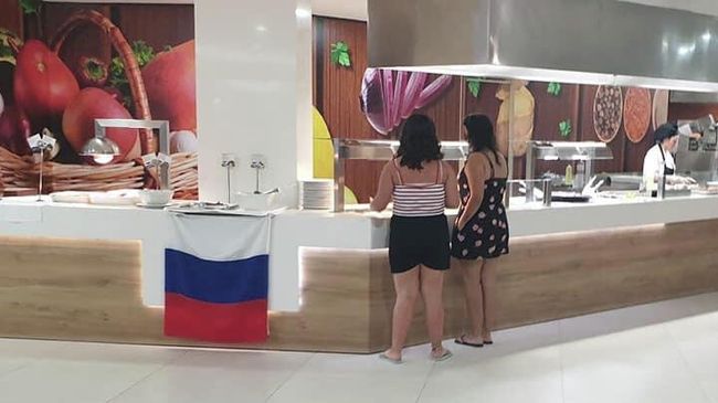 Флаг России в ресторане отеля на побережье Коста-Дорада в Испании Флаг России в ресторане отеля на побережье Коста-Дорада в Испании