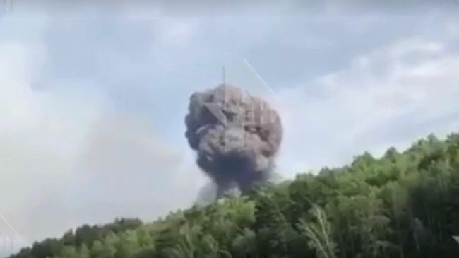 Момент взрыва на военном складе в Красноярской области попал на видео Момент взрыва на военном складе в Красноярской области попал на видео