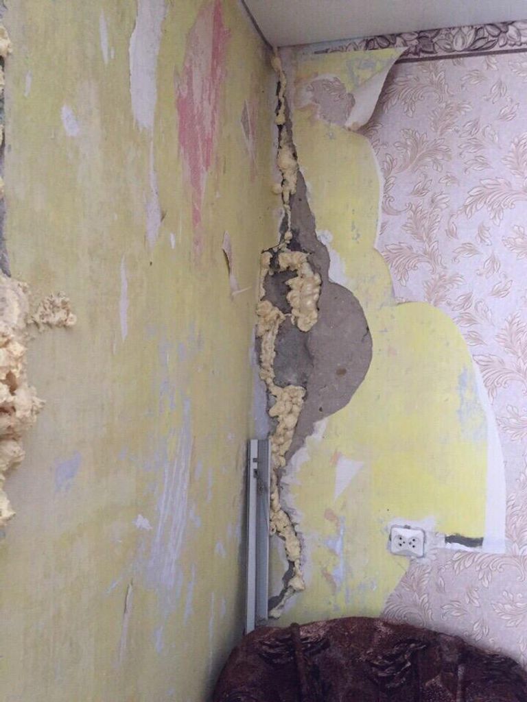 Жильцы дома в поселке Роза своими силами устранили трещину в стене