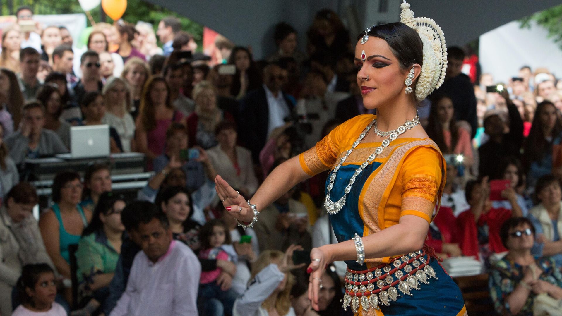 Девушка на фестивале индийской культуры Indian culture Fest 2016, проходящем в парке культуры и отдыха Сокольники в Москве Девушка на фестивале индийской культуры Indian culture Fest 2016, проходящем в парке культуры и отдыха Сокольники в Москве - РИА Новости, 1920, 04.08.2022