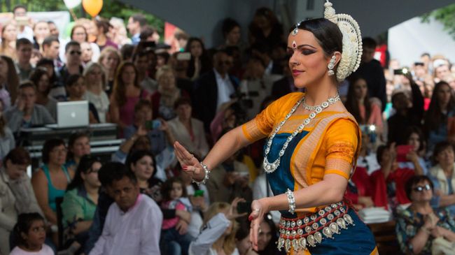 Девушка на фестивале индийской культуры Indian culture Fest 2016, проходящем в парке культуры и отдыха Сокольники в Москве 