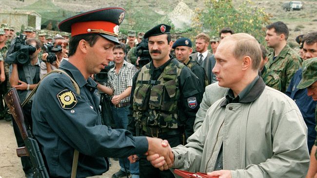 Премьер-министр РФ Владимир Путин во время визита в Ботлихский район Дагестана. 27 августа 1999 Премьер-министр РФ Владимир Путин во время визита в Ботлихский район Дагестана. 27 августа 1999