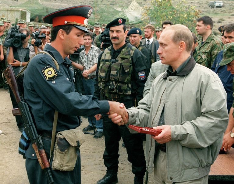 Премьер-министр РФ Владимир Путин во время визита в Ботлихский район Дагестана. 27 августа 1999 