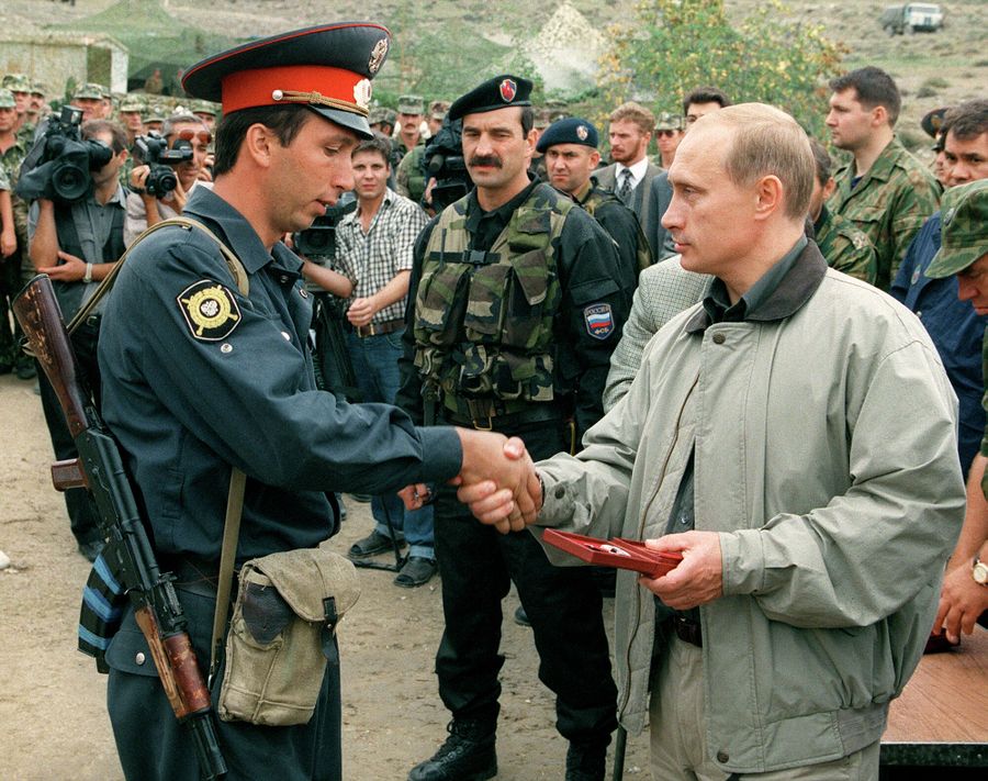 Премьер-министр РФ Владимир Путин во время визита в Ботлихский район Дагестана. 27 августа 1999 