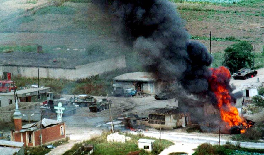 Подожженный российский танк в селе Карамахи, Дагестан