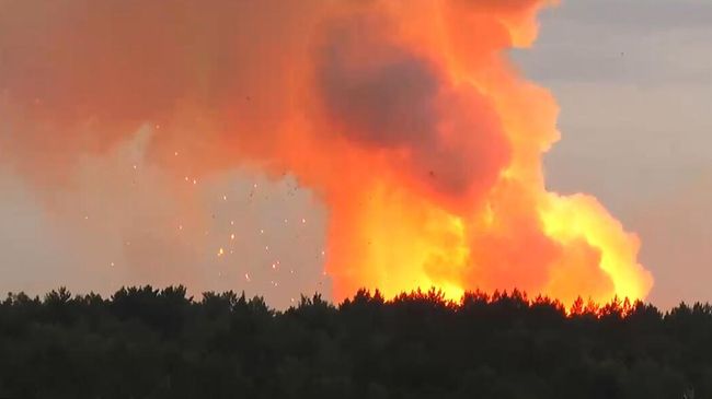 Пожар на складе хранения артиллерийских боеприпасов на территории воинской части в Ачинском районе Красноярского края. Стоп-кадр с видео Пожар на складе хранения артиллерийских боеприпасов на территории воинской части в Ачинском районе Красноярского края. Стоп-кадр с видео