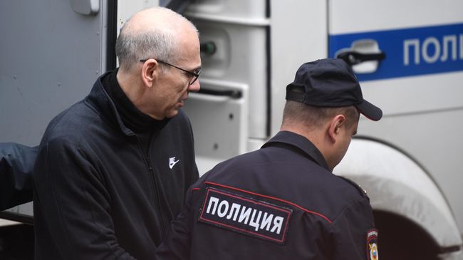 Бывший министр финансов Московской области Алексей Кузнецов перед началом заседания Басманного суда города Москвы. 6 августа 2019 Бывший министр финансов Московской области Алексей Кузнецов перед началом заседания Басманного суда города Москвы. 6 августа 2019