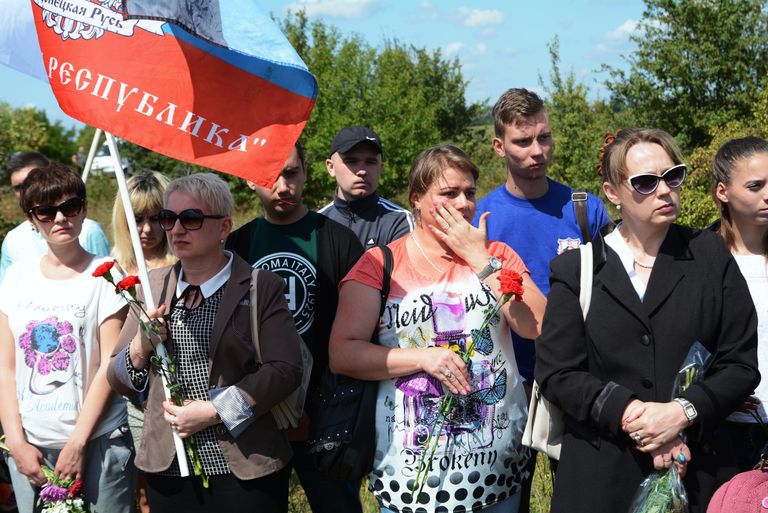 Участники траурной церемонии на месте гибели фотокорреспондента Международного информационного агентства Россия сегодня Андрея Стенина Участники траурной церемонии на месте гибели фотокорреспондента Международного информационного агентства Россия сегодня Андрея Стенина