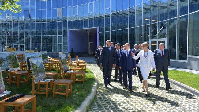 Президент РФ Владимир Путин во время посещения образовательного центра Сириус в Сочи. 6 августа 2019 Президент РФ Владимир Путин во время посещения образовательного центра Сириус в Сочи. 6 августа 2019