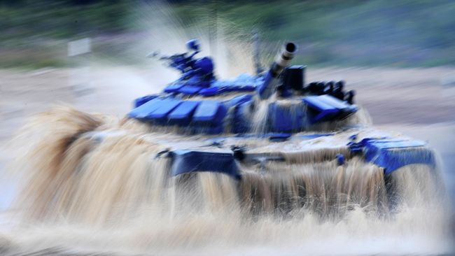 Танк Т-72Б3 команды армии Кувейта на дистанции первого этапа Индивидуальная гонка в соревнованиях Танковый биатлон 