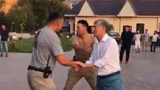 Алмазбек Атамбаев перед началом штурма в селе Кой-Таш Алмазбек Атамбаев перед началом штурма в селе Кой-Таш