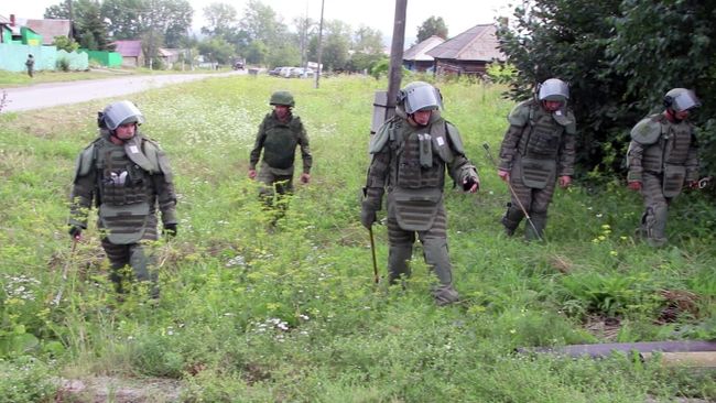 Военные саперы проверили территорию поселка рядом с горевшим складом в Ачинском районе Военные саперы проверили территорию поселка рядом с горевшим складом в Ачинском районе