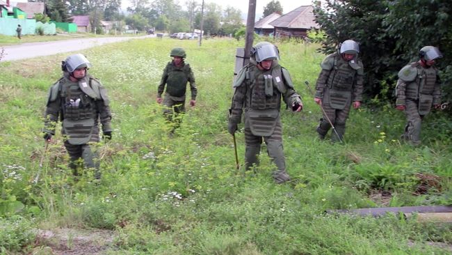 Военные саперы проверили территорию поселка рядом с горевшим складом в Ачинском районе Военные саперы проверили территорию поселка рядом с горевшим складом в Ачинском районе