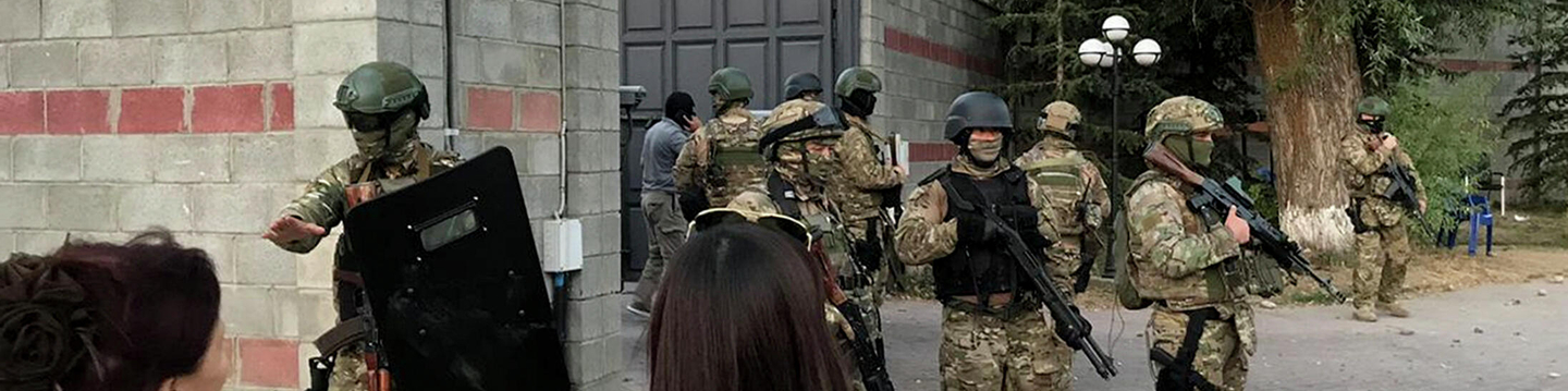 Киргизский спецназ на территории резиденции бывшего президента Кыргызстана Алмазбека Атамбаева в селе Кой-Таш Киргизский спецназ на территории резиденции бывшего президента Кыргызстана Алмазбека Атамбаева в селе Кой-Таш