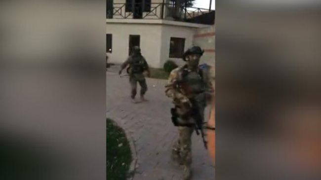 Кадры с места спецоперации по задержанию Атамбаева в Киргизии Кадры с места спецоперации по задержанию Атамбаева в Киргизии