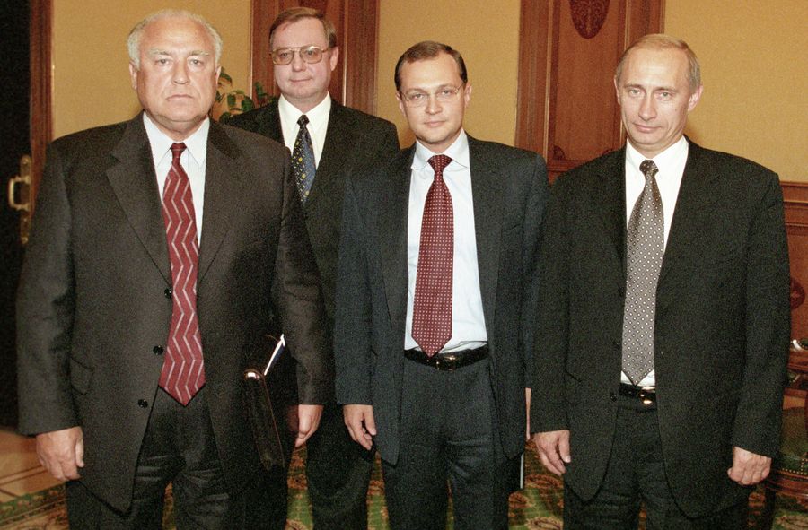 Премьер-министр РФ Владимир Путин на встрече с бывшими премьер-министрами РФ Сергеем Кириенко, Сергеем Степашиным и Виктором Черномырдиным