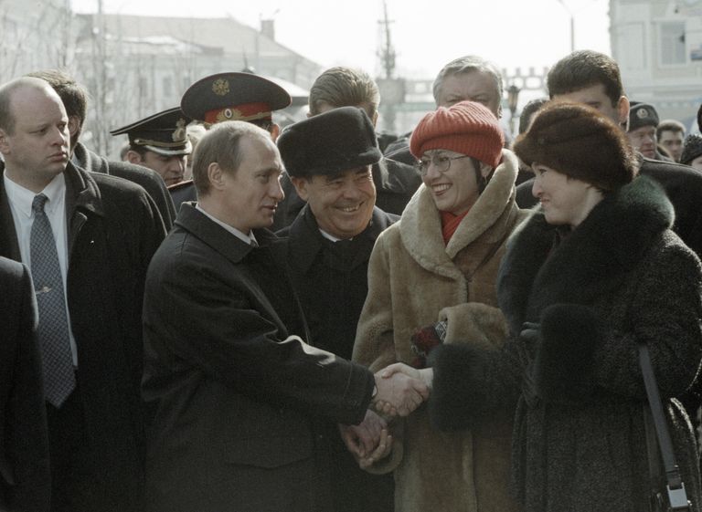 Жители города Казани приветствуют исполняющего обязанности президента РФ Владимира Путина и президента Татарстана Минтимера Шаймиева. 22 марта 2000 года