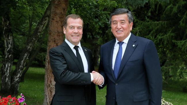 Председатель правительства РФ Дмитрий Медведев и президент Киргизии Сооронбай Жээнбеков во время встречи в Чолпон-Ате. 9 августа 2019