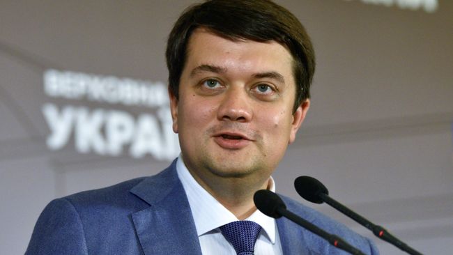 Глава партии Слуга народа Дмитрий Разумков выступает на первом заседании Подготовительной депутатской группы из числа новоизбранных народных депутатов. 9 августа 2109