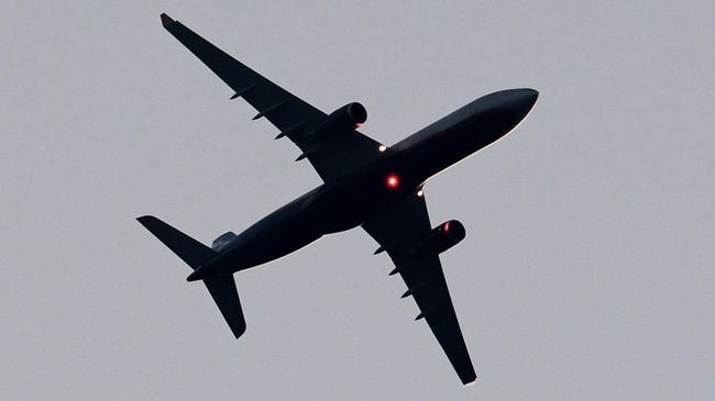 Пассажирский самолет в небе Пассажирский самолет в небе