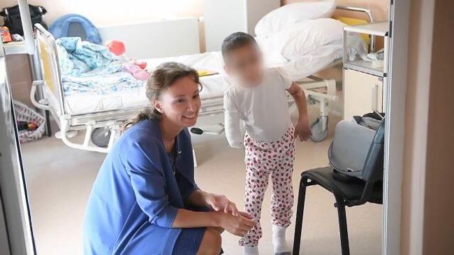 Анна Кузнецова навестила Аишу в больнице и поиграла с ней