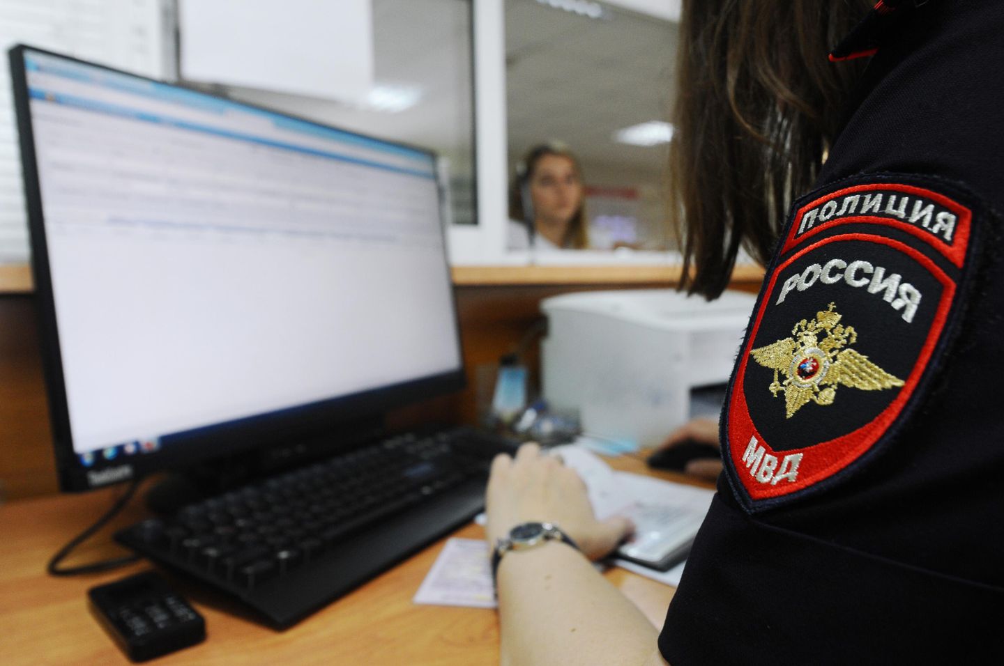 Сотрудница МРЭО ГИБДД УМВД России по Тамбовской области ведет работу с документами Сотрудница МРЭО ГИБДД УМВД России по Тамбовской области ведет работу с документами
