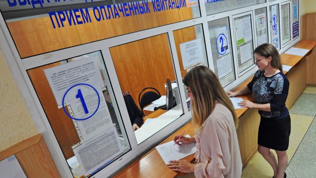 Девушки возле окна выдачи водительских удостоверений в МРЭО ГИБДД УМВД России по Тамбовской области