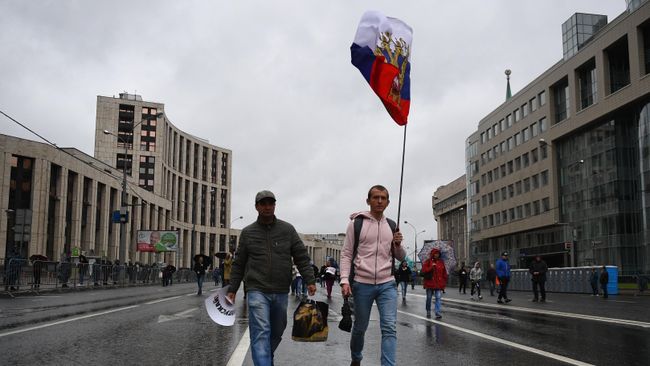 Участники митинга в поддержку незарегистрированных кандидатов в Мосгордуму на проспекте Академика Сахарова в Москве. 10 августа 2019 Участники митинга в поддержку незарегистрированных кандидатов в Мосгордуму на проспекте Академика Сахарова в Москве. 10 августа 2019