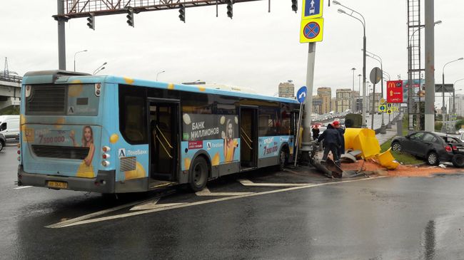 Последствия ДТП c участием рейсового автобуса, врезавшегося в мачту городского освещения на Ленинградском шоссе в Москве. 10 августа 2019 Последствия ДТП c участием рейсового автобуса, врезавшегося в мачту городского освещения на Ленинградском шоссе в Москве. 10 августа 2019