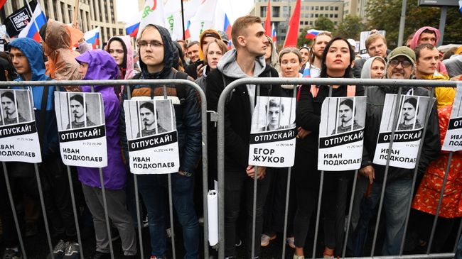 Участники митинга в поддержку незарегистрированных кандидатов в Мосгордуму на проспекте Академика Сахарова в Москве. Участники митинга в поддержку незарегистрированных кандидатов в Мосгордуму на проспекте Академика Сахарова в Москве.