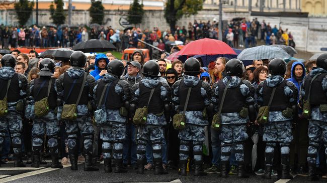 Сотрудники Росгвардии обеспечивают порядок на митинге в поддержку незарегистрированных кандидатов в Мосгордуму на проспекте Академика Сахарова в Москве