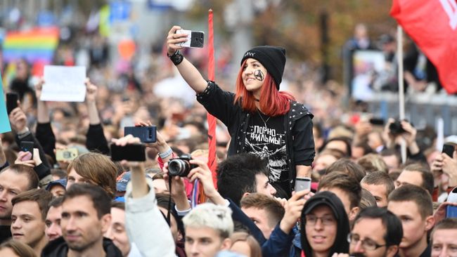 Участница митинга в поддержку незарегистрированных кандидатов в Мосгордуму на проспекте Академика Сахарова в Москве