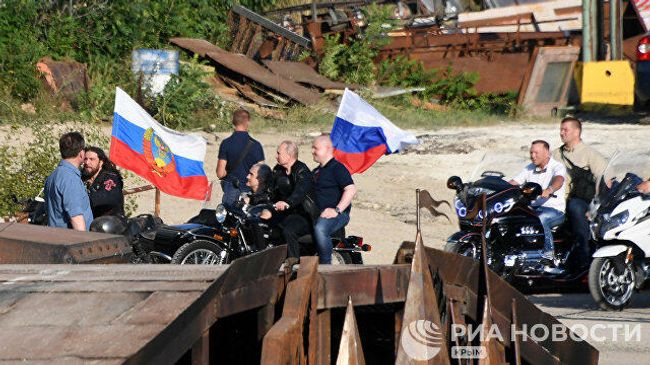 Владимир Путин приехал на организованное мотоклубом Ночные волки международное байк-шоу Тень Вавилона за рулем мотоцикла Урал. 10 августа 2019 Владимир Путин приехал на организованное мотоклубом Ночные волки международное байк-шоу Тень Вавилона за рулем мотоцикла Урал. 10 августа 2019
