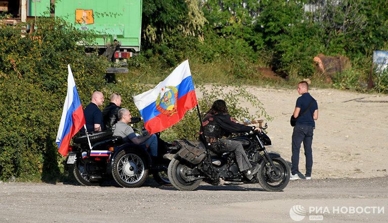 Владимир Путин приехал на организованное мотоклубом Ночные волки международное байк-шоу Тень Вавилона за рулем мотоцикла Урал. 10 августа 2019 Владимир Путин приехал на организованное мотоклубом Ночные волки международное байк-шоу Тень Вавилона за рулем мотоцикла Урал. 10 августа 2019