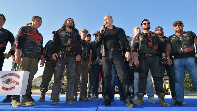 Владимир Путин поздравляет клуб байкеров Ночные волки с 10-летием проведения байк-шоу в Крыму во время участия в международном байк-шоу Тень Вавилона в Севастополе. 10 августа 2019 Владимир Путин поздравляет клуб байкеров Ночные волки с 10-летием проведения байк-шоу в Крыму во время участия в международном байк-шоу Тень Вавилона в Севастополе. 10 августа 2019