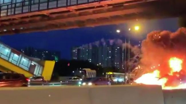 Скриншот видео взрыва автомобиля Tesla после столкновения с эвакуатором на МКАД. 11 августа 2019 Скриншот видео взрыва автомобиля Tesla после столкновения с эвакуатором на МКАД. 11 августа 2019