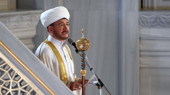 Председатель Совета муфтиев России, председатель Духовного управления мусульман России муфтий шейх Равиль Гайнутдин на богослужении в честь праздника Курбан-Байрам в Московской соборной мечети Председатель Совета муфтиев России, председатель Духовного управления мусульман России муфтий шейх Равиль Гайнутдин на богослужении в честь праздника Курбан-Байрам в Московской соборной мечети