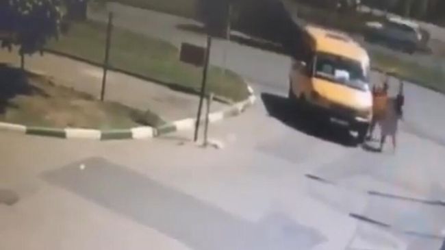 В Ставрополе водитель маршрутки ударил пассажирку из-за трех рублей В Ставрополе водитель маршрутки ударил пассажирку из-за трех рублей