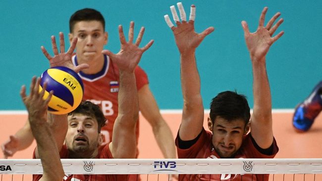 Игроки сборной России Александр Бутько (слева) и Артем Вольвич