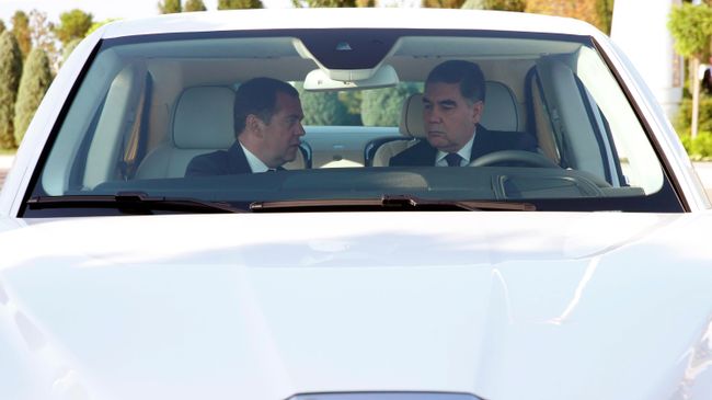 Председатель правительства РФ Дмитрий Медведев и президент Туркмении Гурбангулы Бердымухамедов в салоне российского автомобиля Aurus Senat Председатель правительства РФ Дмитрий Медведев и президент Туркмении Гурбангулы Бердымухамедов в салоне российского автомобиля Aurus Senat