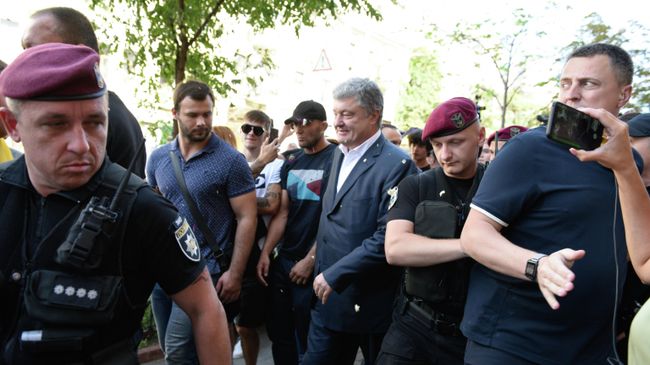 Бывший президент Украины Петр Порошенко у здания Государственного бюро расследований в Киеве