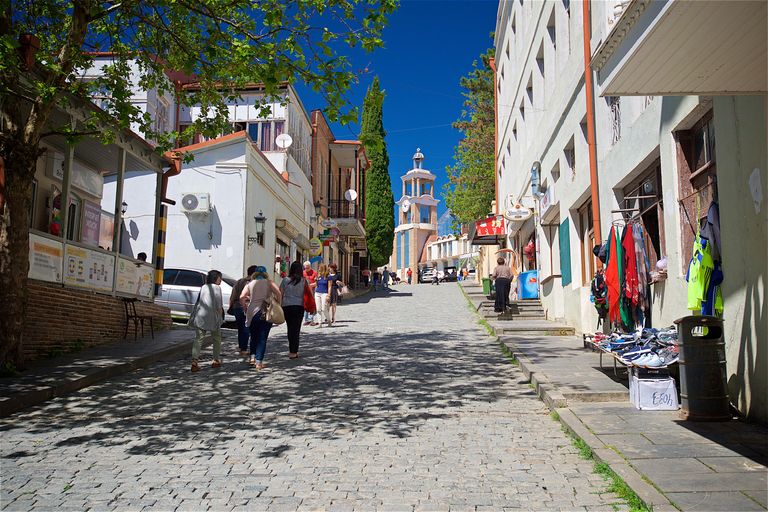 Жители города и туристы на одной из улиц Сигнахи в Грузии Жители города и туристы на одной из улиц Сигнахи в Грузии