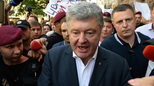 Бывший президент Украины Петр Порошенко у здания Государственного бюро расследований в Киеве Бывший президент Украины Петр Порошенко у здания Государственного бюро расследований в Киеве