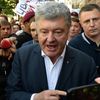Бывший президент Украины Петр Порошенко у здания Государственного бюро расследований в Киеве