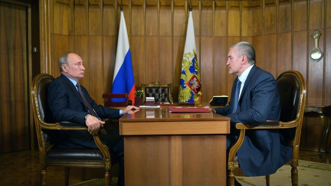 Президент РФ Владимир Путин и глава Республики Крым Сергей Аксёнов во время встречи. 12 августа 2019