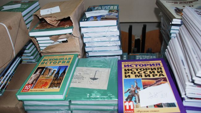 Учебники на столе в школе Учебники на столе в школе